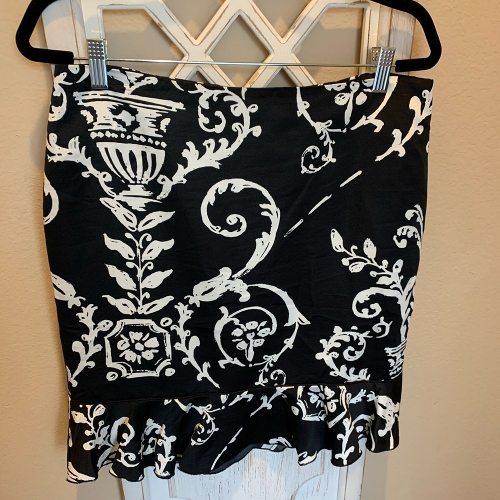 Black and white pencil skirt with ruffle hem